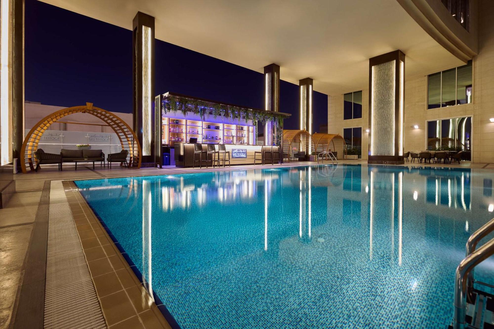 Hotel Doubletree By Hilton Doha - Al Sadd Exterior foto The swimming pool at the hotel