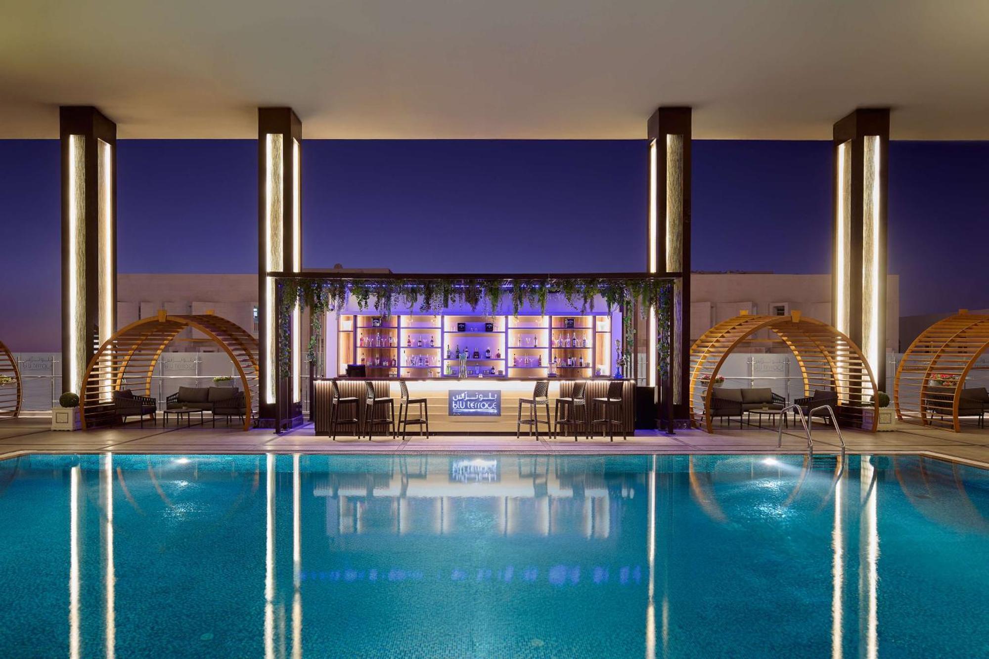 Hotel Doubletree By Hilton Doha - Al Sadd Exterior foto The pool at the hotel