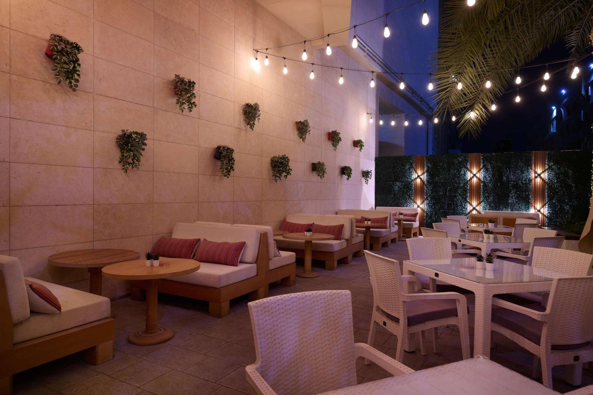 Hotel Doubletree By Hilton Doha - Al Sadd Exterior foto The patio at the restaurant